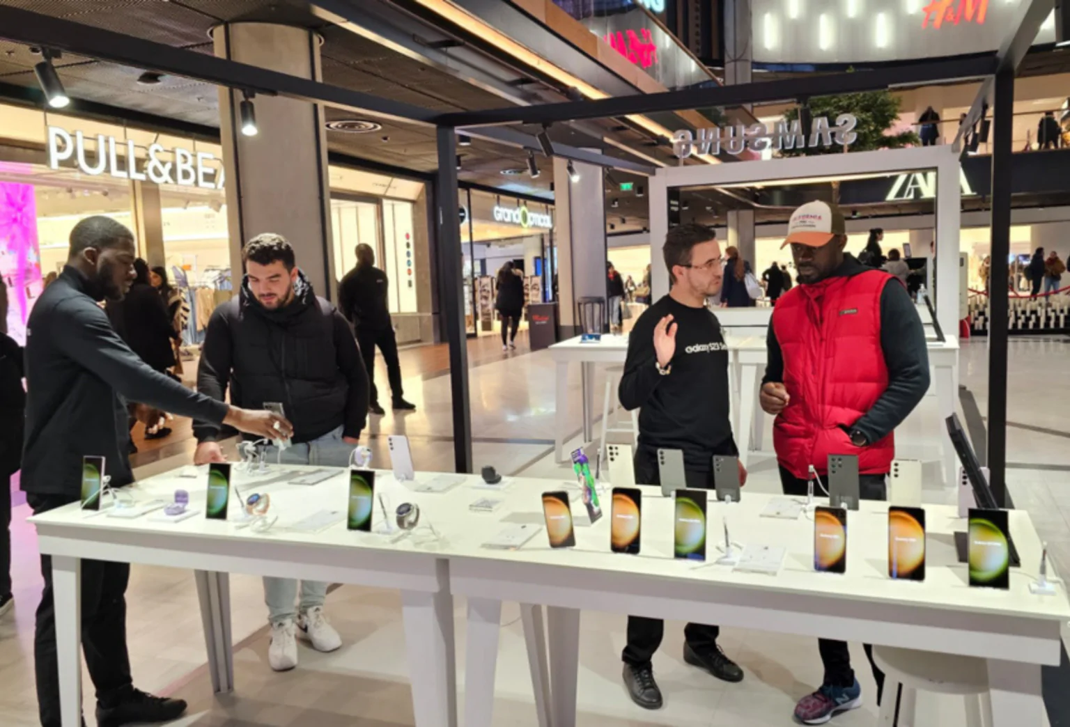 Erfolgreiche Flughafen-Promotion zum 100-jährigen Jubiläum von House of Suntory